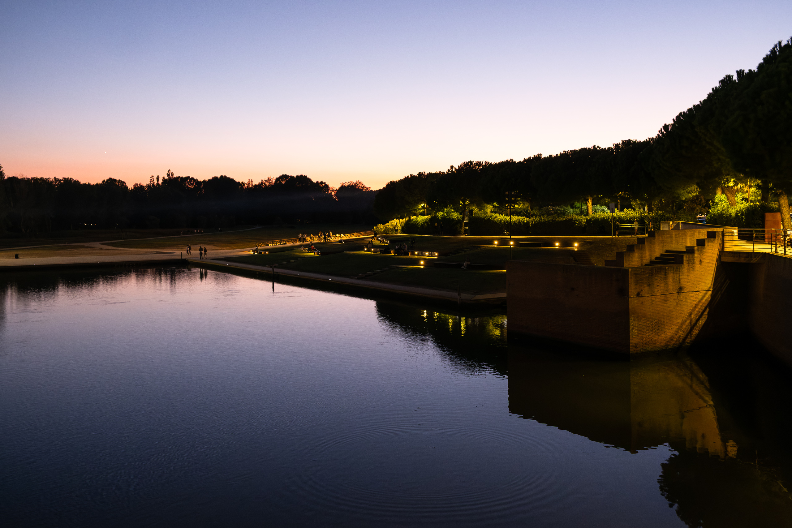 Abenddämmerung am Wasserbecken – beleuchtete Uferterrassen